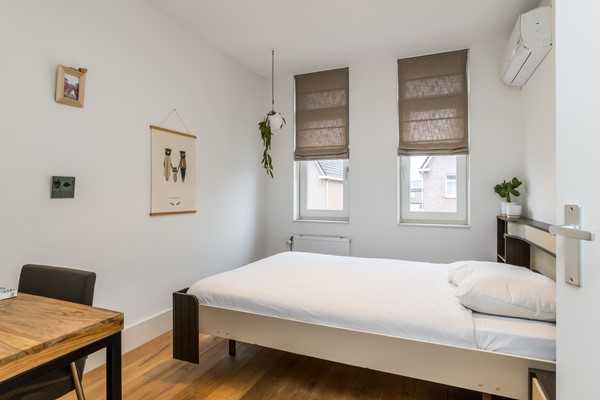 Foto - Te koop: In een rustige en kindvriendelijke woonomgeving staat deze moderne geschakelde twee-onder-een-kapwoning (bouwjaar 2011) met aangebouwde stenen garage, stijlvolle overkapping, vier slaapkamers, twee...